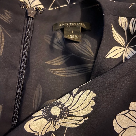 Ann Taylor blue and white fit & flare flower dress size 0 - Picture 3 of 3